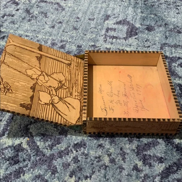 Vintage prairie girls swinging scene Wooden hinged box 6 x 5 x 2”rare find - Picture 6 of 10